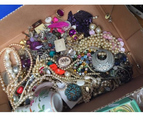 A box of vintage jewellery including misc necklaces, earrings, brooches, chokers, etc  