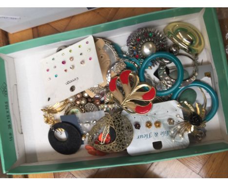 A box of misc vintage and modern jewellery to include earrings, enamelled buckle, brooches, etc  