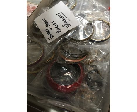 Box of vintage and modern bangles and bracelets  