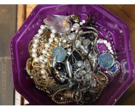 A tub of misc vintage and modern jewellery to include brooches, necklaces, earrings, etc  
