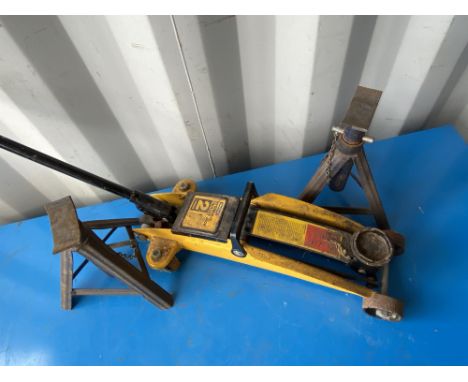 Halfords 2 tone trolley jack with 2 x axle stands. All tools are sold as seen and untested.  Please note this lot has the sta