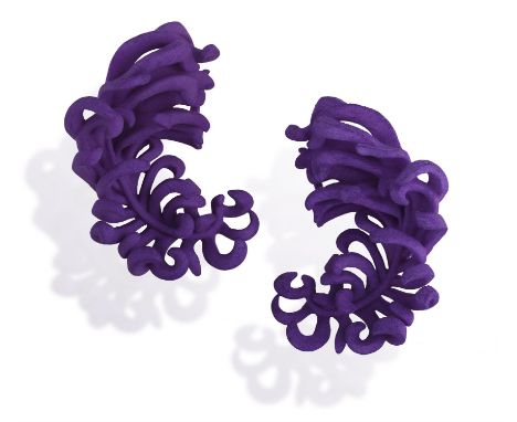 JAR: A PAIR OF RESIN 'TICKLE ME FEATHER' EARCLIPSOf stylised feather design, in purple resin and 18K gold, signed JAR, number