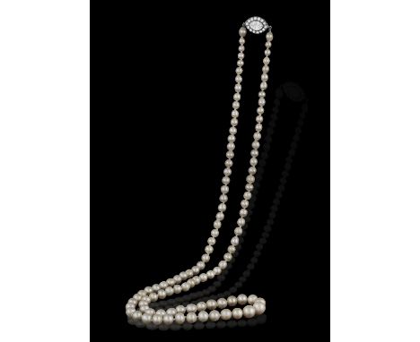AN EARLY 20TH CENTURY PEARL NECKLACE WITH DIAMOND CLASP, CIRCA 1920Composed of a single strand of 107 graduated pearls of whi