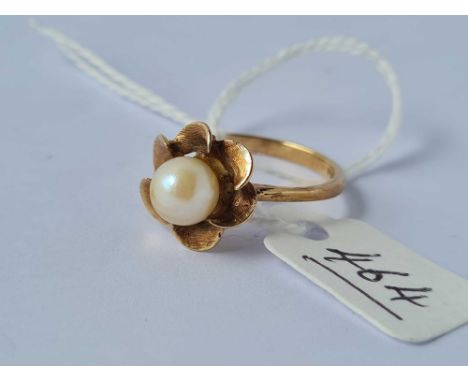 A vintage pearl flower ring in 9ct size N 2.6g inc