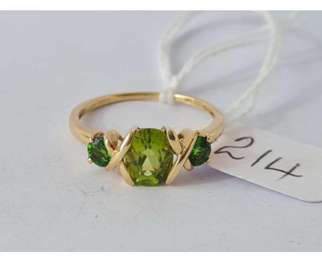 A attractive peridot and Russian diopside three stone ring 9ct size R     2.2 gms 