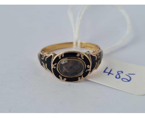 An antique gold and enamel mourning ring, size O, 2.5 g.