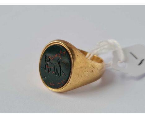 A GOOD HEAVY 18CT GOLD SIGNET RING with stone set intaglio size V 19g