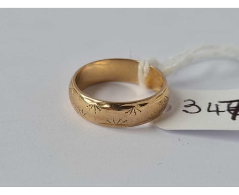 A 9ct wedding band with etched finish, 9ct, size K, 3.0 g.