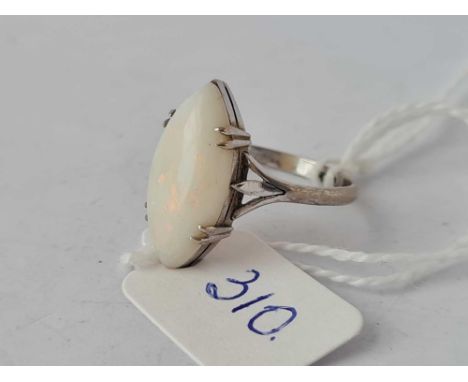 A lozenge shaped opal ring, 9ct, size L, 2.1 g.