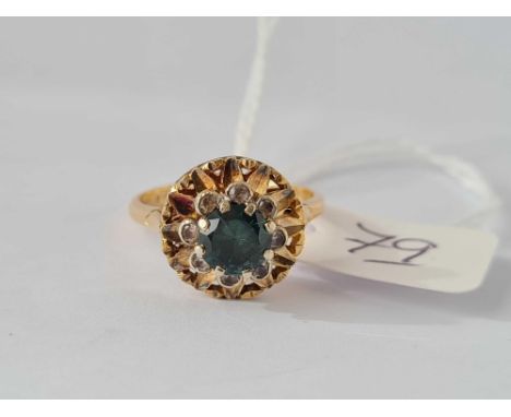 A modernist green zircon cluster ring in 18ct gold size L 4.7g inc