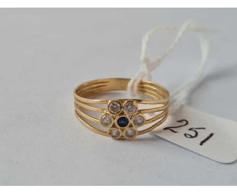 A vintage sapphire cluster ring, 18ct, size Q, 1.7 g.