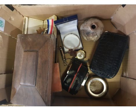Mixed collection of items to include antique tea caddy, 1914-1915 war medal for Private H. Goodwin, brooches, purse etc (1 tr