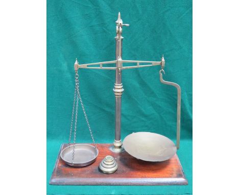SET OF VINTAGE BRASS WEIGHING SCALES ON WOODEN STAND WITH GRADUATED WEIGHTS BY W&T AVERY 