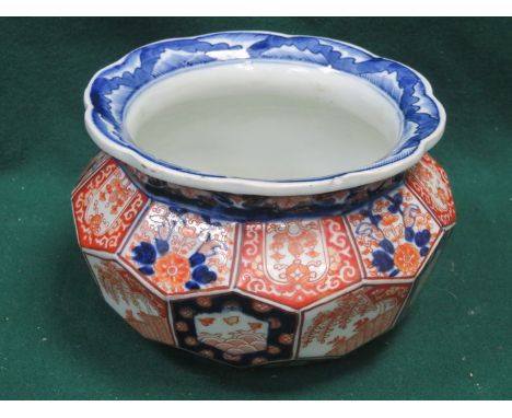 ORIENTAL STYLE HANDPAINTED CERAMIC JARDINIERE DECORATED IN THE IMARI STYLE PALETTE 