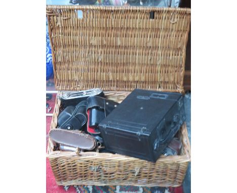 PICNIC BASKET CONTAINING VARIOUS CASED VINTAGE CAMERAS 