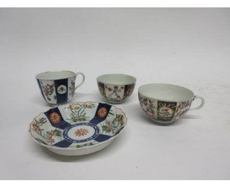 Group of 18th century Worcester wares decorated with various Kakiemon type designs including Queens pattern cup and tea bowl,