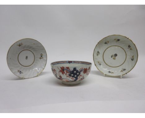 Lowestoft slop bowl decorated in Redgrave enamels with the two bird pattern, together with two Worcester porcelain saucers (3