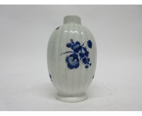 18th century Worcester porcelain tea canister of ribbed form decorated with dry blue flowers, 13cm high