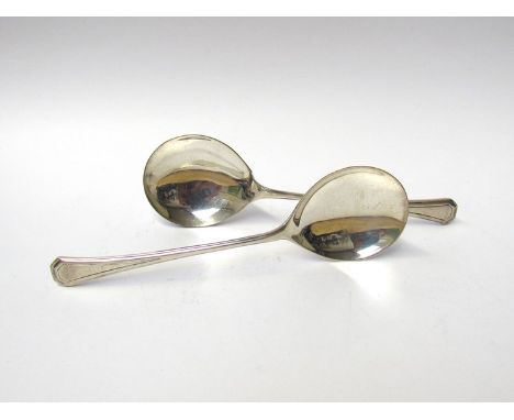 A pair of W.H. Haseler silver condiment spoons, Birmingham 1936, 25g