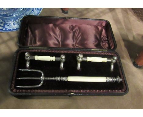 A cased set of knife rests and matching toastng fork in fitted case 