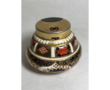 A VINTAGE ROYAL CROWN DERBY TABLE LIGHTER MODELLED IN THE IMARI PATTERN