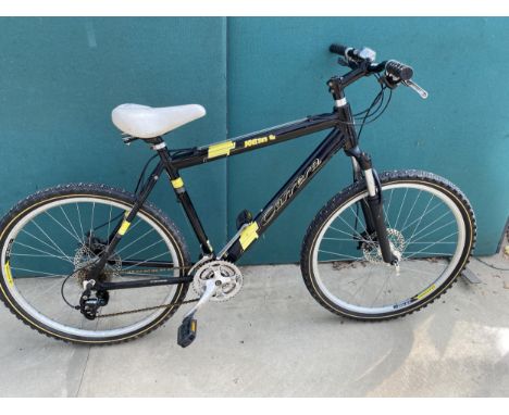 A CARRERA KRAKEN GENTS BIKE WITH FRONT SUSPENSION AND 27 SPEED SHIMANO GEAR SYSTEM