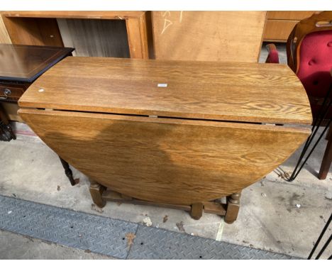 AN OVAL OAK OLD CHARM GATE LEG TABLE ON TURNED LEGS, 60.5" X 45" OPENED