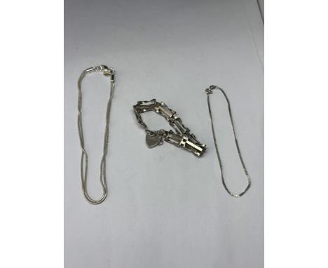 THREE SILVER ITEMS TO INCLUDE AN ANKLET, A THREE BAR GATE BRACELET AND A FURTHER BRACELET