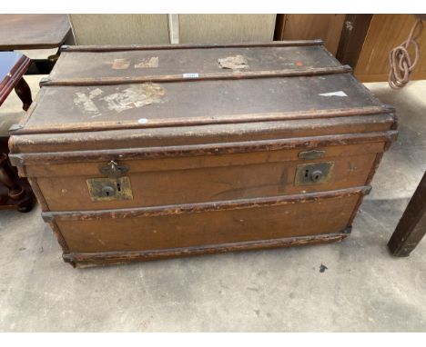 AN EARLY 20TH CENTURY COMPRESSED FIBRE TRAVELLING TRUNK, 32" X 20"