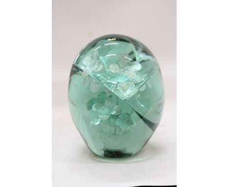 A VICTORIAN GLASS DUMP PAPERWEIGHT, HEIGHT 12CM