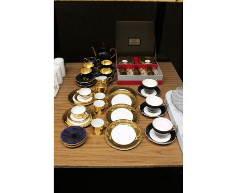 A QUANTITY OF CUPS, SAUCERS AND SIDE PLATES TO INCLUDE A BOXED ROYAL WORCESTER SSET OF GOLD COLOURED CUPS AND SAUCERS, A BLAC