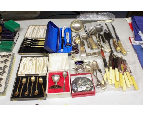A QUANTITY OF VINTAGE FLATWARE, SOME BOXED TO INCLUDE A HALLMARKED SILVER BUTTER KNIFE, SALTS WITH GLASS LINERS AND SPOONS, A