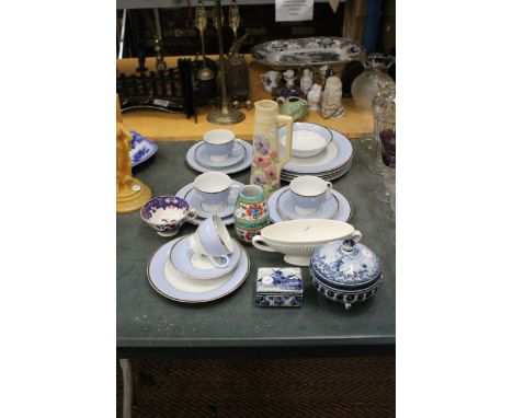 A QUANTITY OF CERAMICS TO INCLUDE DOULTON CUPS, SAUCERS AND PLATES, A WEDGWOOD SMALL PLANTER, DELFT BLUE AND WHITE TRINKET BO