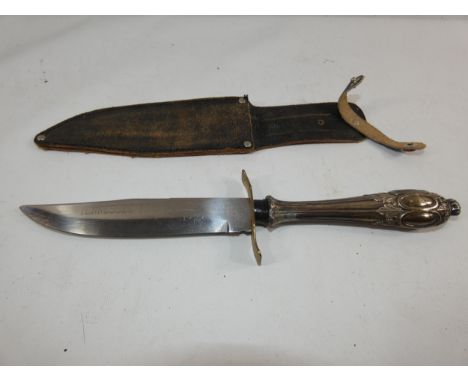 A HUNTING KNIFE AND SCABBARD, 15CM BLADE, LENGTH 31.5CM