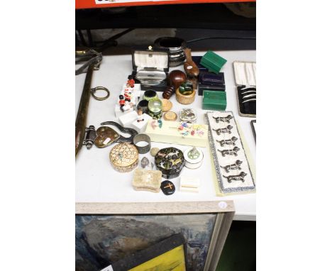 A MIXED LOT TO INCLUDE MINIATURE FIGURES, TRINKET BOXES, SIX METAL DASCHUND DOGS, ROYAL COPENHAGEN MOUSE WITH CHEESE (CHIPPED