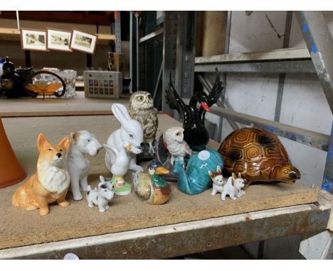 A QUANTITY OF ANIMAL CERAMICS TO INCLUDE AN OWL FIGURE, CORGI DOG, ARTHUR WOOD TORTOISE MONEY BOX, ETC.,