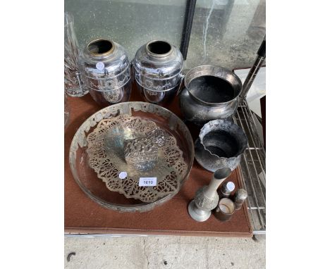 AN ASSORTMENT OF METALWARE ITEMS TO INCLUDE VASES, TRAYS AND TRINKET BOXES ETC