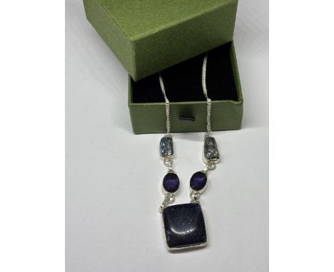 A MARKED 925 NECKLACE WITH BLUE GOLDSTONE AND BIWA PEARL IN A PRESENTATION BOX