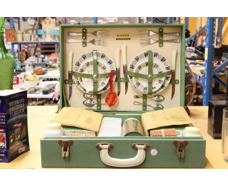 A VINTAGE SIRRAM PICNIC SET FROM THE MID 20TH CENTURY IN A PORTABLE CASE