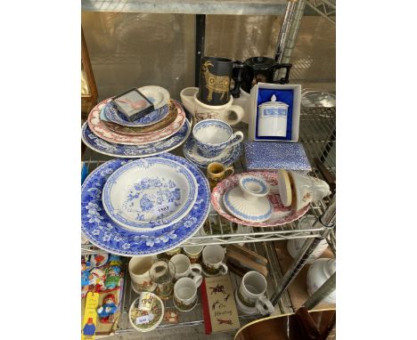 AN ASSORTMENT OF CERAMICS TO INCLUDE A PINK WEDGWOOD SPOON, WHITE AND BLUE WEDGWOOD CANDLESTICK AND PLATES ETC