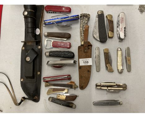 A COLLECTION OF VINTAGE PENKNIVES TO INCLUDE SWISS ARMY AND TWO HUNTING KNIVES IN SHEATHS