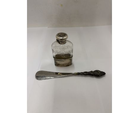 TWO MARKED SILVER ITEMS TO INCLUDE A LONDON HIP FLASK WITH ETCHED GLASS AND A 1910 SHOE HORN