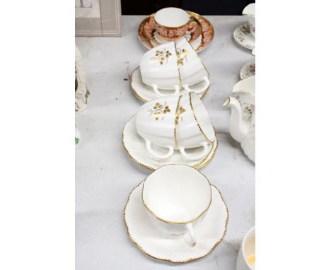 FIVE ROYAL CROWN DERBY 'SURREY' WHITE AND GILT CUPS AND SAUCERS PLUS AN EARLY 19TH CENTURY SPODE CUP, SAUCER  AND PLATE - A/F