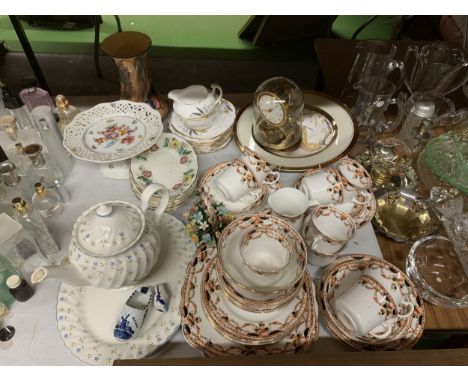A QUANTITY OF VINTAGE TEAWARE TO INCLUDE OSBORNE CHINA CUPS, SAUCERS, PLATES, CREAM JUG, SUGAR BOWL, ETC, PLUS A TEAPOT, MID 