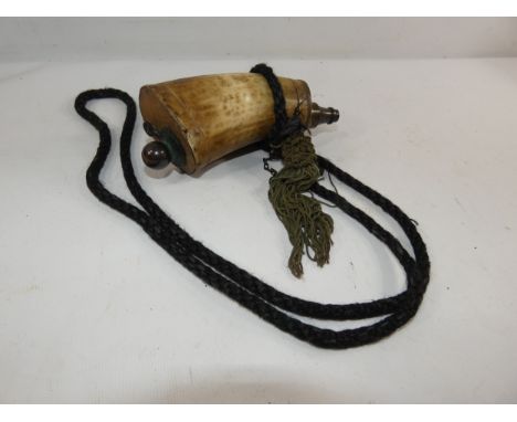 A 19TH CENTURY HORN POWDER FLASK, LENGTH 16CM
