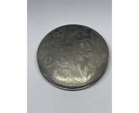 A LARGE MARKED 833 SILVER COMPACT WITH DECORATIVE LID AND MIRROR (ENGRAVED AND HINGE A/F)
