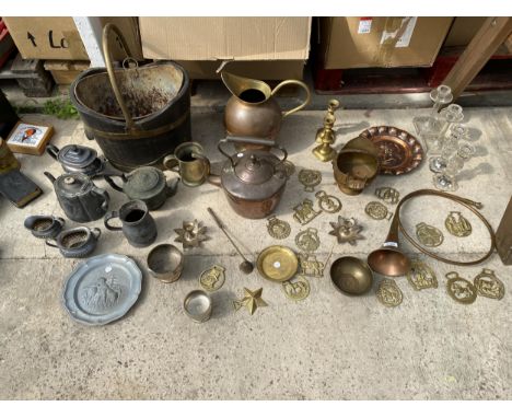 A LARGE ASSORTMENT OF METAL WARE ITEMS TO INCLUDE A COPPER KETTLE, HORSE BRASSES AND SILVER PLATED TEAPOTS ETC