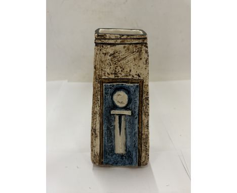 A TROIKA STICKMAN COFFIN VASE SIGNED TO BASE HEIGHT 17CM