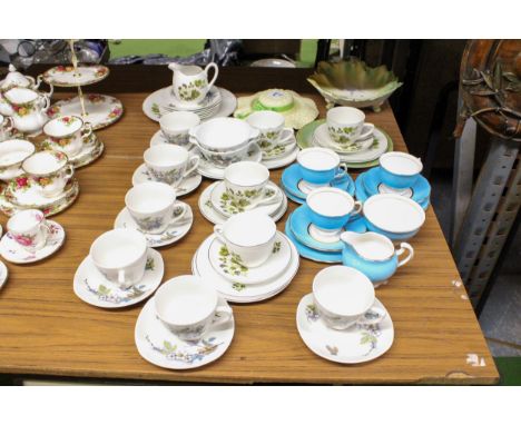 A QUANTITY OF VINTAGE TEAWARE TO INCLUDE MIDWINTER, COLCLOUGH AND WEDGWOOD CUPS, SAUCERS AND A CERAMIC WALL HANGING BONNET AN