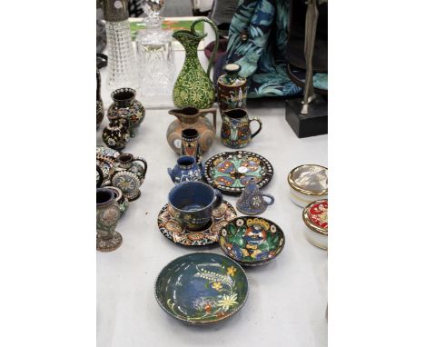 A COLLECTION OF CERAMIC POTTERY TO INCLUDE A THOUNE SWISS MAJOLICA BOWL, A MAJOLICA ASHTRAY FEATURING A CHRUTMUSTER DESIGN, E
